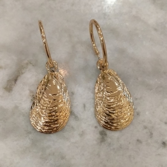 14K Gold Plated Sea Shell Drop Hoop Earrings - Picture 1 of 4